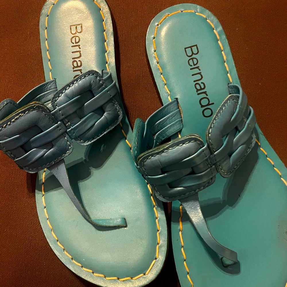 💥💥Bernardo all leather teal sandals, EUC 7.5M